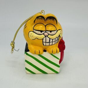 VTG GARFIELD The Cat IN GIFT BOX PRESENT CHRISTMAS ORNAMENT ENESCO COLLECTIBLE